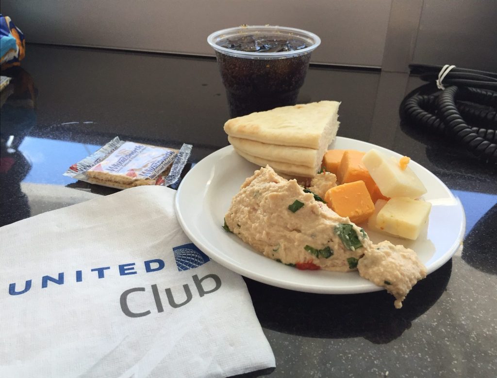 Som altid var udvalget i United Club: Humus, ost af dårlig kvalitet og lidt brød og kiks.
