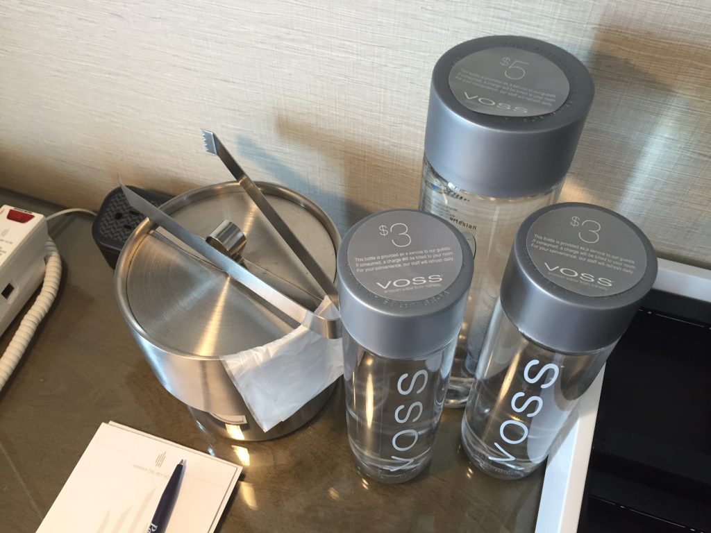 Du kan kun købe dyr Voss vand i glasflaske på hotellet. Foto: Flemming Poulsen