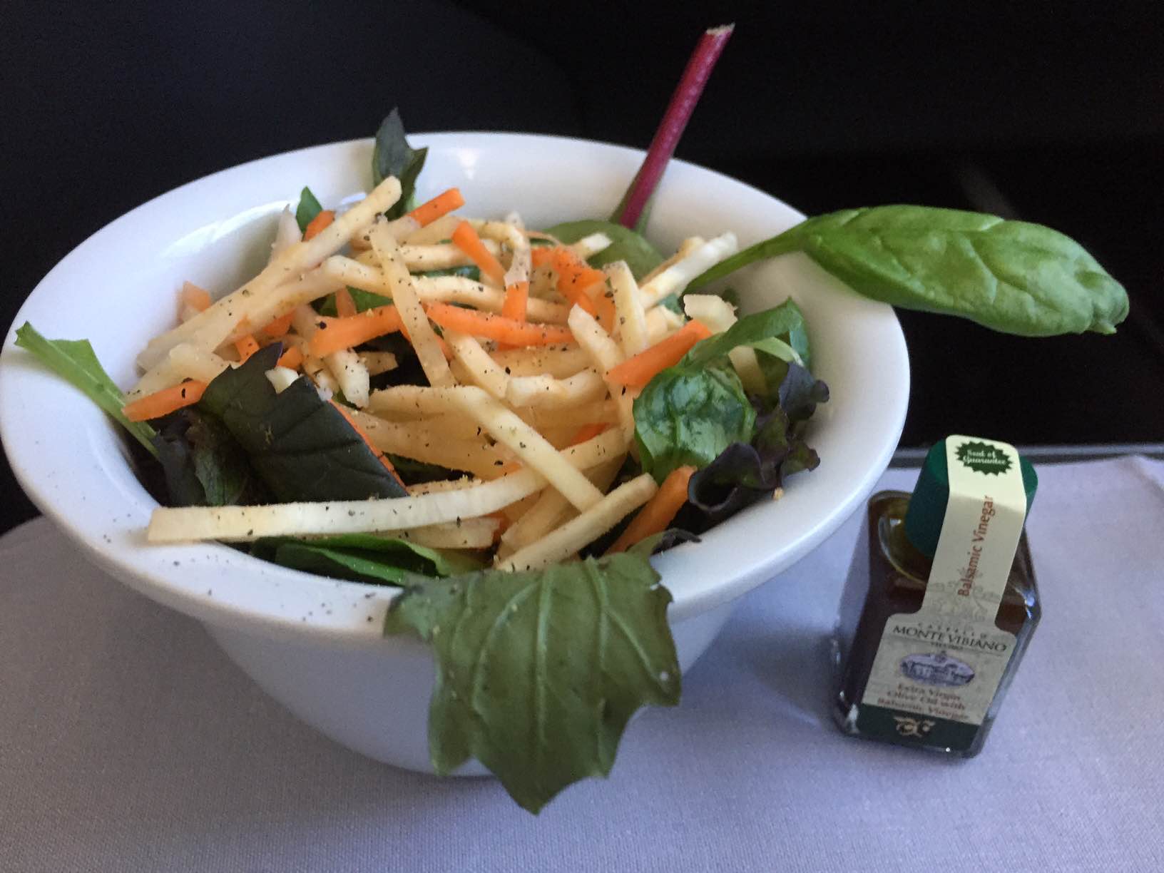 Salat på SAS Business blandes ved dit sæde og er ikke færdigpakket fra cateringfirmaet. 