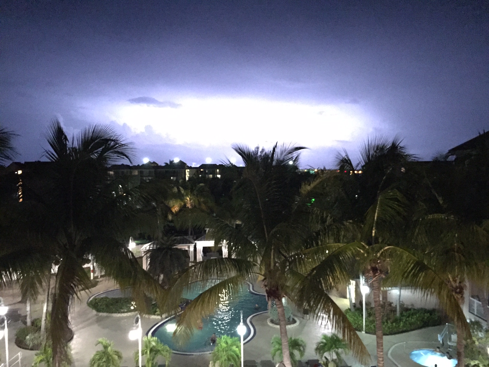 Tropisk tordenvær utenfor Key West. Foto: Rolf A. H. Gjerdsjø