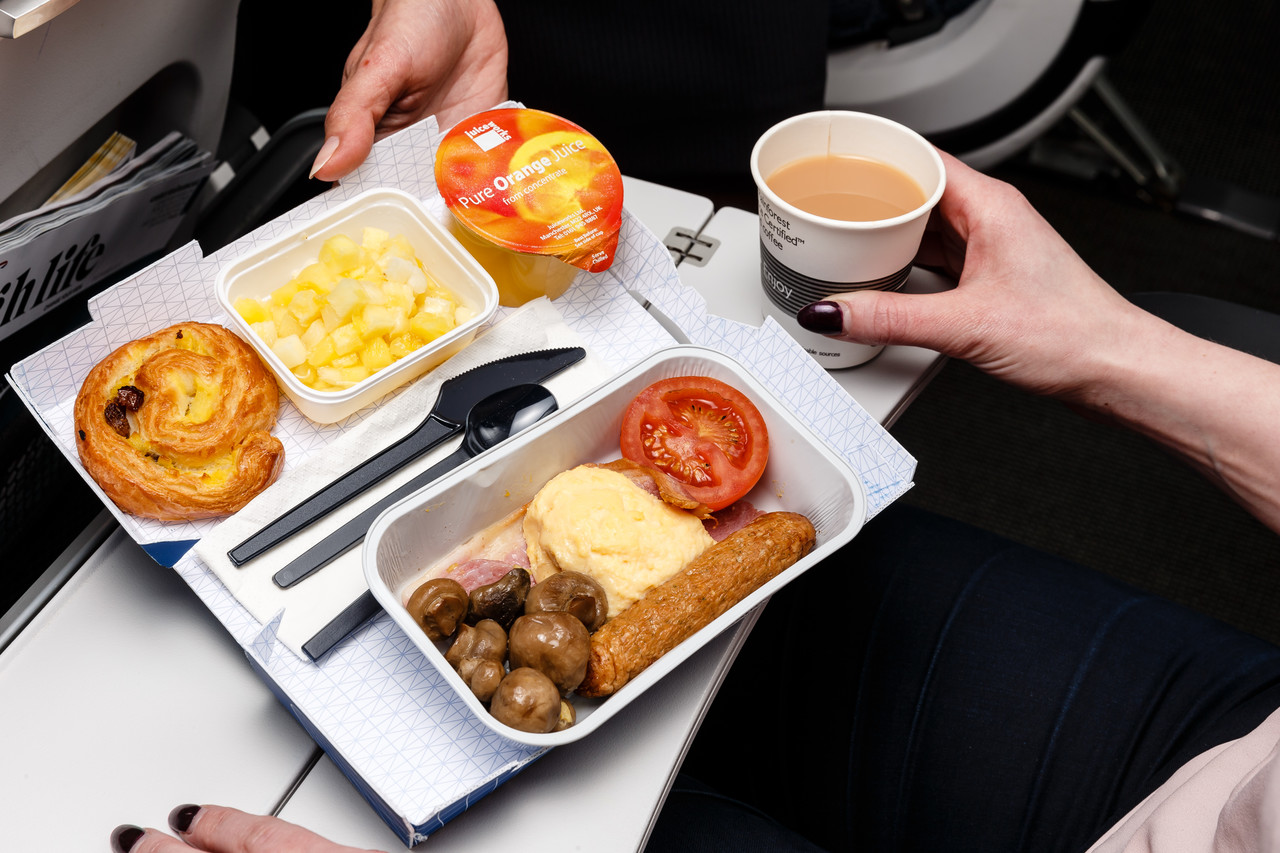 Сколько кормят в самолете. Питание British Airways. Меню в Бритиш Эйрлайнс. Интернет как кормят. Airline food on Board.