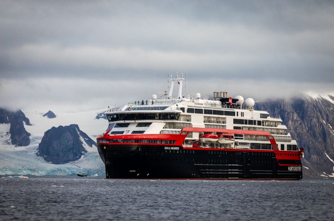 Photo of Hurtigruten startar hybridkryssningar runt Svalbard